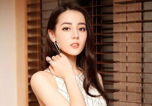 娱乐吃瓜酱秋天长头发,揭秘娱乐圈明星秋季长发新潮流 第2张 娱乐吃瓜酱秋天长头发,揭秘娱乐圈明星秋季长发新潮流 第2张