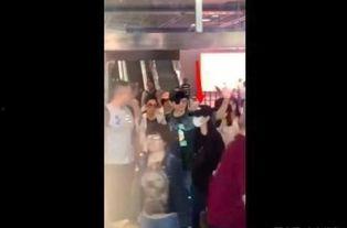狗仔爆料打粉丝脸的视频,视频曝光打粉丝脸瞬间引发热议 第3张 狗仔爆料打粉丝脸的视频,视频曝光打粉丝脸瞬间引发热议 第3张