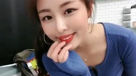 吃瓜事件网红美女是谁呀,揭秘吃瓜事件中的网红美女之谜  第2张
